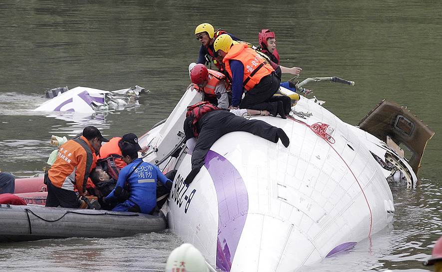Тайбэй, Тайвань, Китай. Работа спасателей на месте падения самолета ATR-72 тайваньской авиакомпании TransAsia Airways