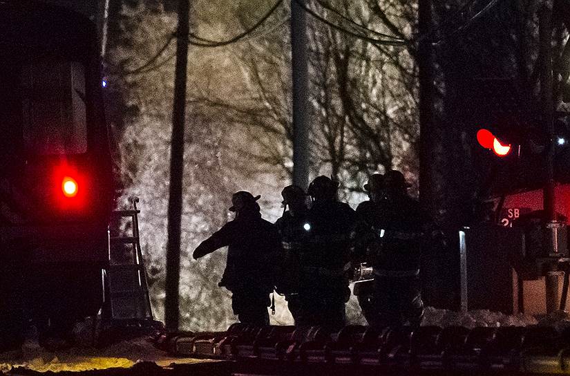 Маунт-Плезант, штат Нью-Йорк, США. Пожарные несут пострадавшего при столкновении поезда и автомобиля. В аварии погибли по меньшей мере 6 человек, еще 12 были ранены