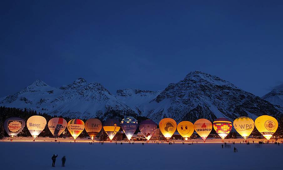 Ароза, Швейцария. Воздушные шары собрались в ряд на замерзшем озере близ швейцарского курорта перед началом Международной недели воздушных шаров