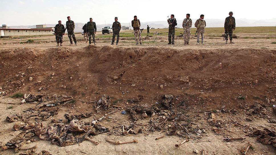 Синджар, Ирак. Курдские войска обнаружили 25 тел в массовом захоронении жертв «Исламского государства», среди которых были женщины и дети