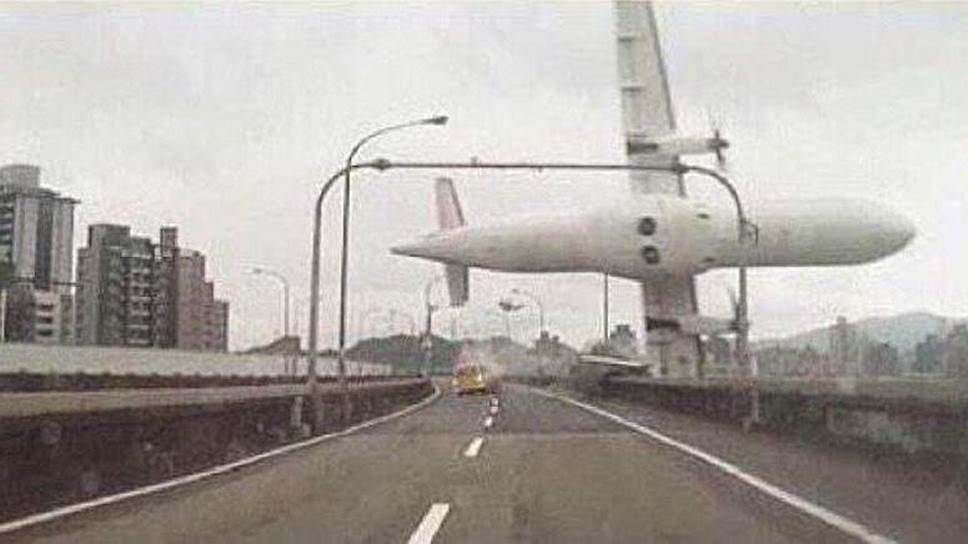 Тайбэй, Тайвань, Китай. Падение турбовинтового самолета ATR-72 тайваньской авиакомпании TransAsia Airways, заснятое на видеорегистратор проезжающего автомобиля