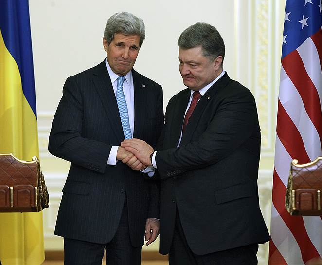 Президент Украины Петр Порошенко (справа) и госсекретарь США Джон Керри