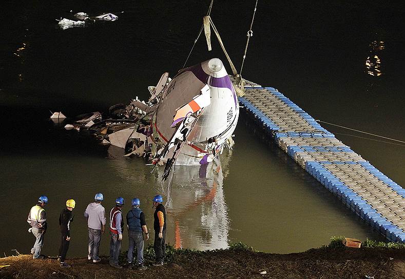 4 февраля.  Турбовинтовой самолет ATR-72 тайваньской авиакомпании TransAsia Airways при взлете задел эстакаду и упал в неглубокую реку, протекающую рядом с шоссе в окрестностях Тайбэя, столицы Тайваня. В результате крушения погибли по меньшей мере 12 из 58 человек, находившихся на борту