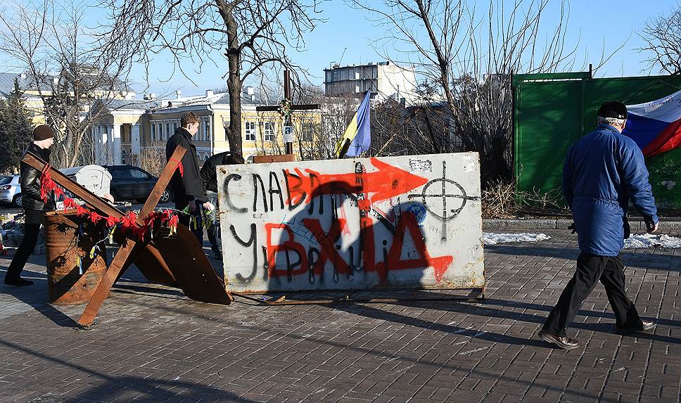 3 февраля. Украинские власти объявили Киев зоной повышенной террористической угрозы. На въезде в город установят бетонные блокпосты, усиленные снайперами. Они появятся на всех восьми направлениях въезда в город. Такое решение приняло МВД Украины в связи с угрозой безопасности