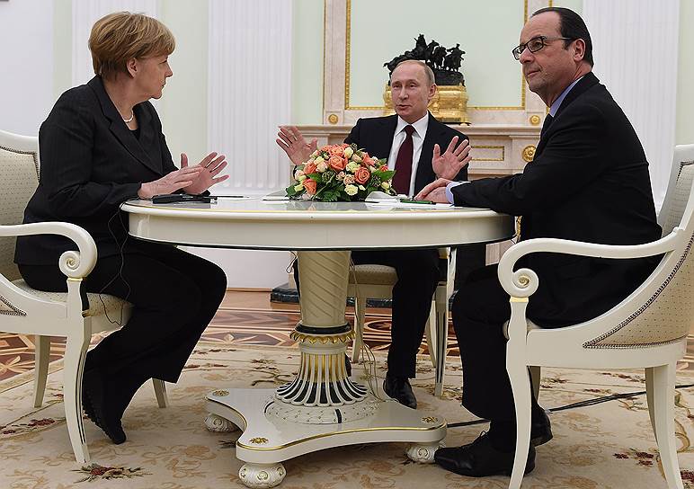 Слева направо: канцлер Германии Ангела Меркель, президент России Владимир Путин, президент Франции Франсуа Олланд