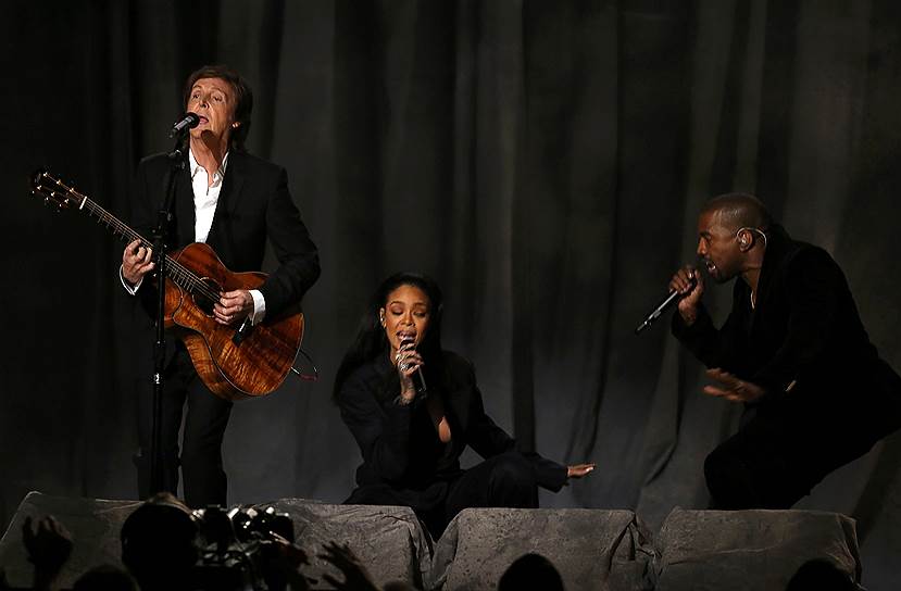На церемонии выступило неожиданное трио: Рианна, Канье Уэст и Пол Маккартни. Все трое в скромном черном, сэр Пол Маккартни аккомпанировал песне «FourFiveSeconds» на акустической гитаре