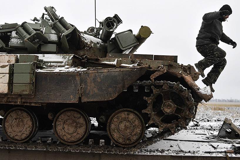 Дебальцево, Украина. Украинский солдат спрыгивает с танка, поврежденного в ходе боев с ополченцами