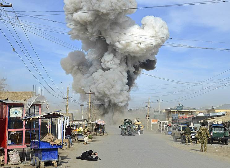Провинция Кундуз, Афганистан. Дым в небе после взрыва заминированного автомобиля