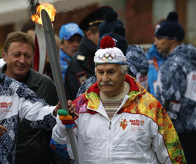 7 октября 2013 года Владимир Зельдин стал старейшим факелоносцем за всю историю олимпийского движения. Его рекорд был побит 7 декабря того же года в Новосибирске, когда факел пронес 101-летний Александр Каптаренко