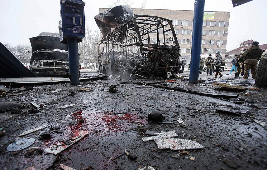 11 февраля в Донецке снаряд попал в автостанцию, повреждения также получили два автобуса и находящийся рядом супермаркет
