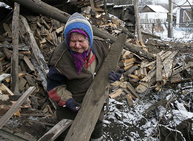 Горловка, Украина. Женщина на руинах своего дома, разрушенного в результате артобстрела