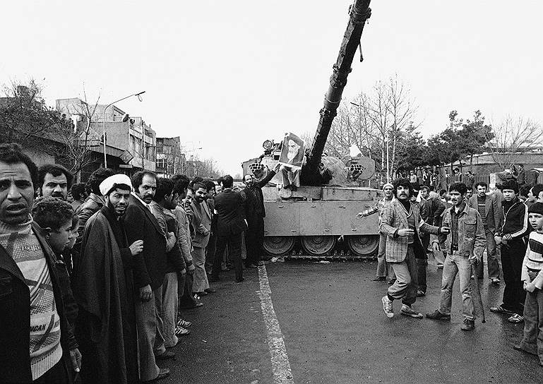 1979 год. Победа Исламской революции в Иране: после трех суток уличных боев с лояльными временному правительству гвардейцами в Тегеране сторонники аятоллы Хомейни взяли контроль над столицей Ирана