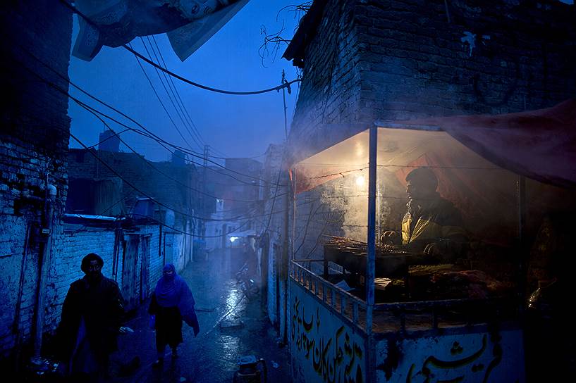 Исламабад, Пакистан. Продавец жареного мяса на улице