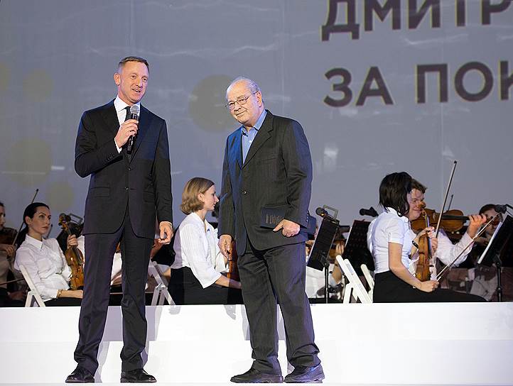 Дмитрий Ливанов вручил почетную премию  основателю фонда «Династия» Дмитрию Зимину (справа)