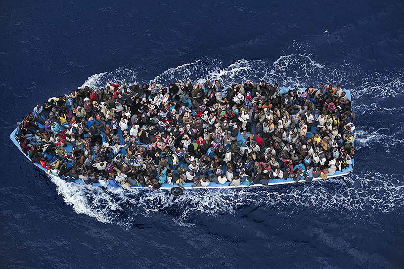 Массимо Сестини (Massimo Sestini). Италия. Мигранты из Африки, спасенные итальянскими моряками после кораблекрушения недалеко от Ливии 