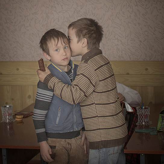 Оса Шёстрём (Asa Sjostrom). Швеция. Молдавские братья-близнецы Игорь и Артур раздают конфеты своим одноклассникам во время празднования их 9-го дня рождения 