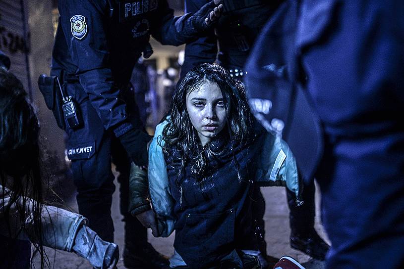 Бюлент Килич (Bulent Kilic). Турция. Девушка, раненная во время столкновений между полицейскими и протестующими в марте 2014 года в Стамбуле 