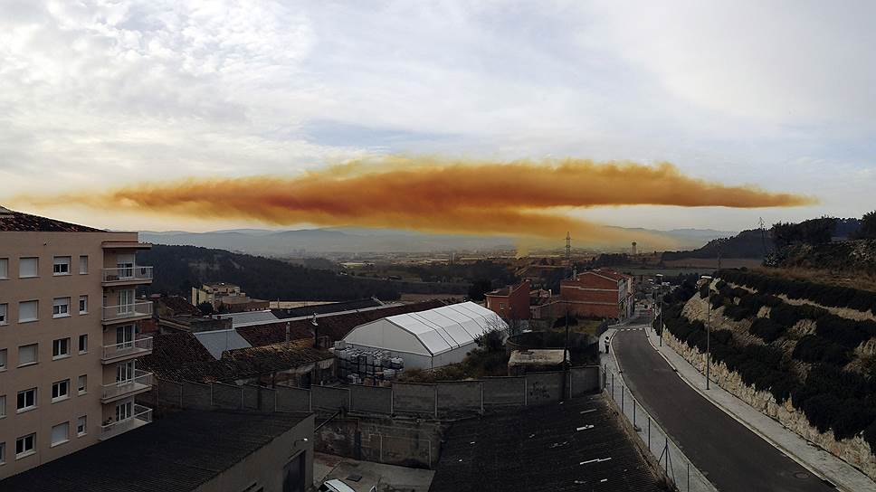 Игуалада, Испания. Ядовитое облако над городом, образовавшееся после взрыва на химическом заводе Simar