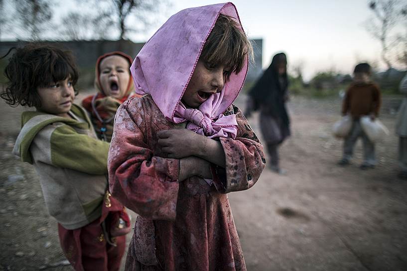 Исламабад, Пакистан. Дети, играющие на окраине города