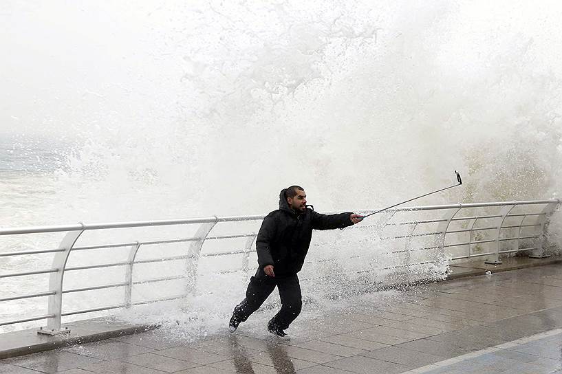 Бейрут, Ливан. Мужчина делает «селфи» на набережной с помощью специального монопода 