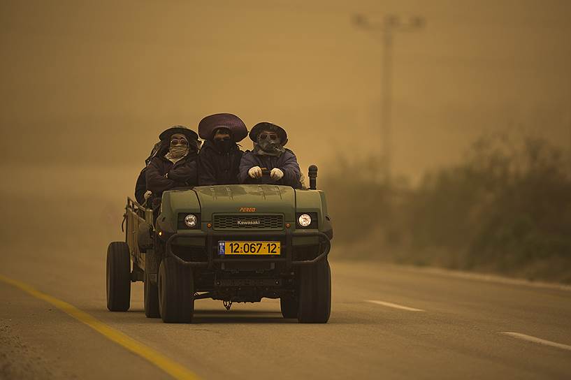 Окрестности Кирьят-Гата, Израиль. Тайские мигранты на мотовездеходе во время песчаной бури