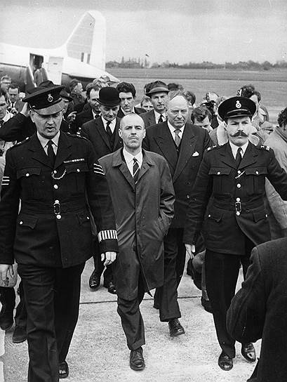 22 апреля 1964 года на границе на границе Западного Берлина с ГДР произошел обмен сотрудника британской MI-6 Гревилла Винна (на фото) на советского разведчика-нелегала Конона Молодого. Гревилл Винн был арестован в 1962 году в Будапеште, передан Москве и осужден на восемь лет за шпионаж. Следствие доказало, что он был связным сотрудничавшего с западными спецслужбами полковника ГРУ Олега Пеньковского