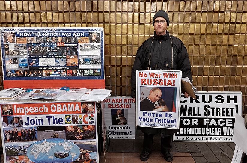 Нью-Йорк, США. Пикет против войны с Россией прошел в переходе городской подземки. Надпись на плакате: «Нет войне с Россией! Путин твой друг!»