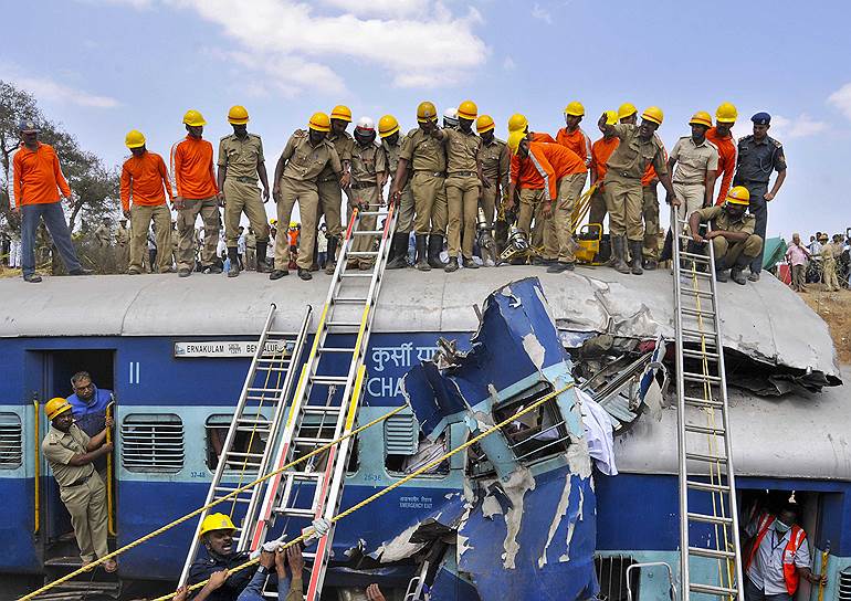 Бенгалуру, Индия. Спасатели работают на месте крушения пассажирского поезда