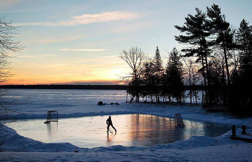 Онтарио, Канада. Игра в хоккей на восходе солнца на замерзшем озере