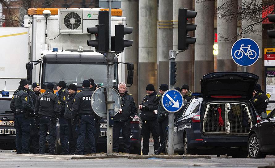 В Службе безопасности и контрразведки Дании сообщили, что сумели идентифицировать личность убитого, подозреваемого в причастности к терактам, заявив: ранее он уже находился в поле зрения спецслужб