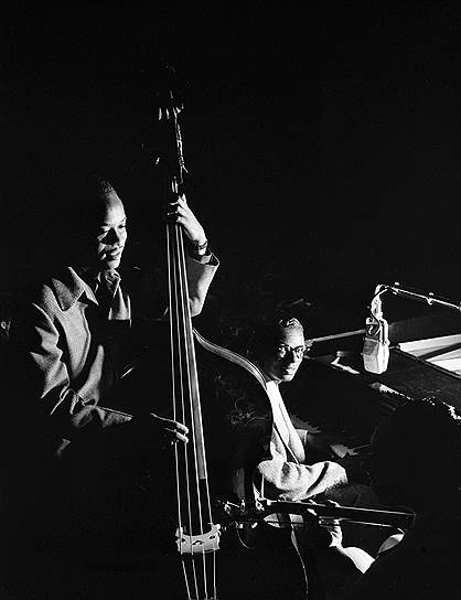 Нэт Кинг Коул стал первым чернокожим музыкантом, кому удалось преодолеть расовые барьеры в музыкальной индустрии. Считается, что он дал дорогу в большой шоу-бизнес и остальным негритянским певцам
