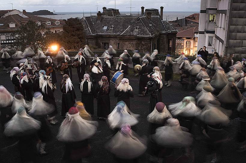Мундака, Испания. Жительницы города, одетые в костюмы баскских Ламий, танцуют во время карнавала