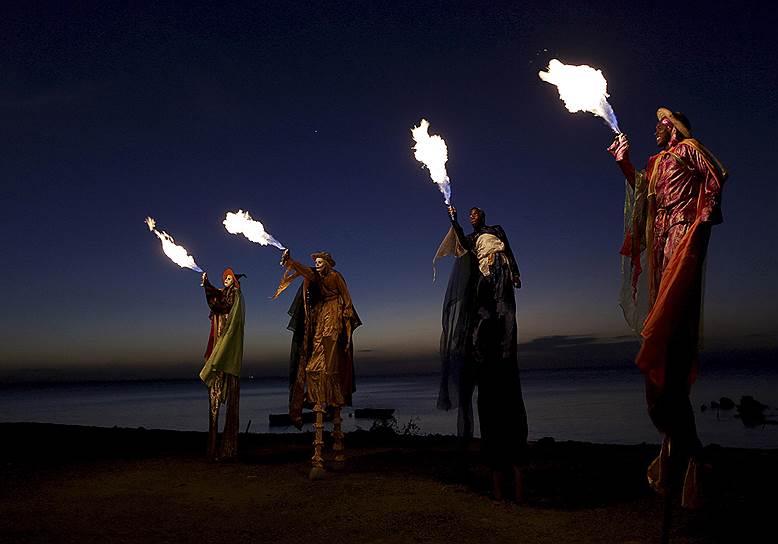 Сан-Фернандо, Тринидад и Тобаго. Артисты труппы Kaisokah Moko Jumbies во время представления на городском пляже