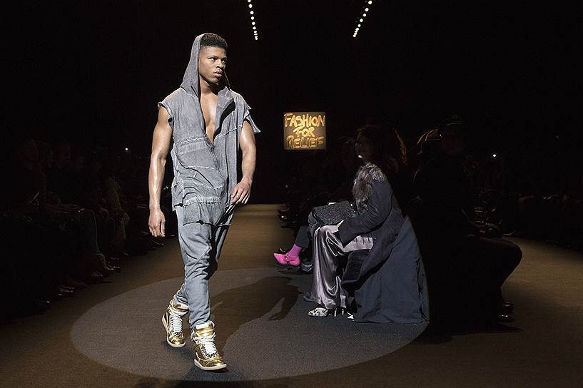 Модель во время показа «Naomi Campbell&#39;s Fashion For Relief»
