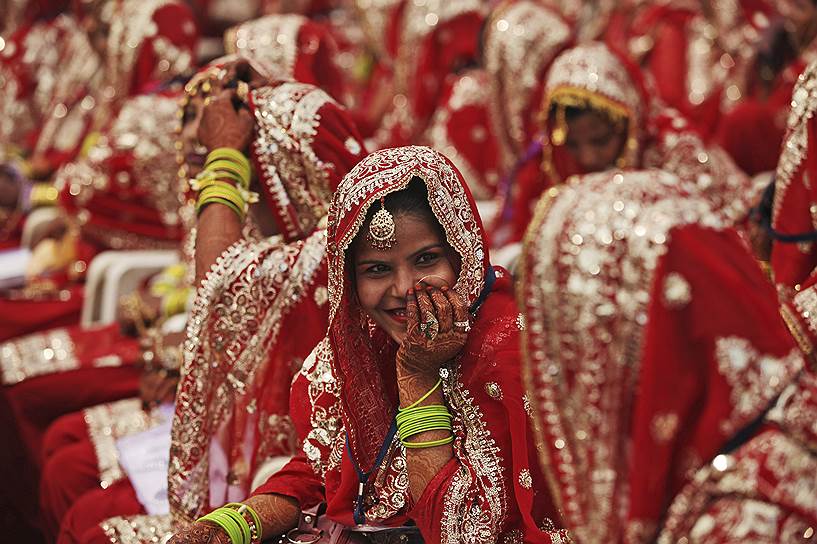 Ахмадабад, Индия. Невесты-мусульманки перед началом массовой брачной церемонии. Подобные мероприятия организовываются благотворительными структурами для семей, которые не могут позволить себе расходы на индивидуальные свадьбы