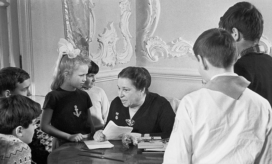 В годы Великой Отечественной войны Агния Барто находилась в эвакуации в Свердловске, выезжала на фронт, где читала свои стихи, писала для газет и выступала на радио. В 1942 году она была корреспондентом «Комсомольской правды» на Западном фронте