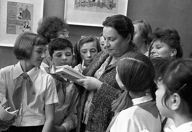«Если ребенок нервный, надо прежде всего лечить его родителей»&lt;br>
Агния Барто была одной из самых популярных и любимых читателями детских поэтов. Ее произведения издавались огромными тиражами, входили в хрестоматии. В течение многих лет поэтесса возглавляла Ассоциацию деятелей литературы и искусства для детей, была членом международного Андерсеновского жюри. В 1976 году ей была присуждена Международная премия имени Андерсена