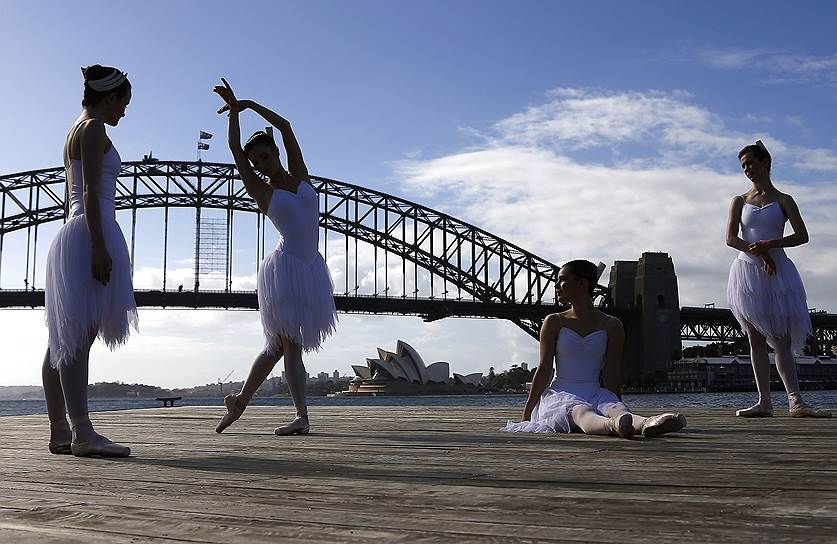 Сидней, Австралия. Выступление труппы «Австралийского балета» на плавучей платформе возле Сиднейской оперы
