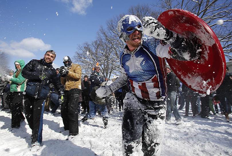 Вашингтон, США. Участники снежной битвы в Меридиан-парке