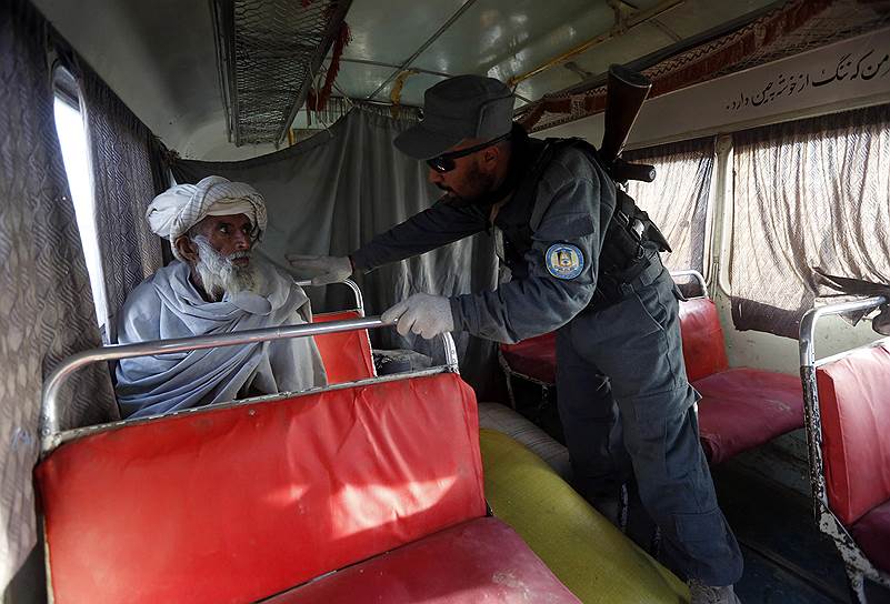 Фарах, Афганистан. Полицейская проверка пассажиров автобуса на окраине города