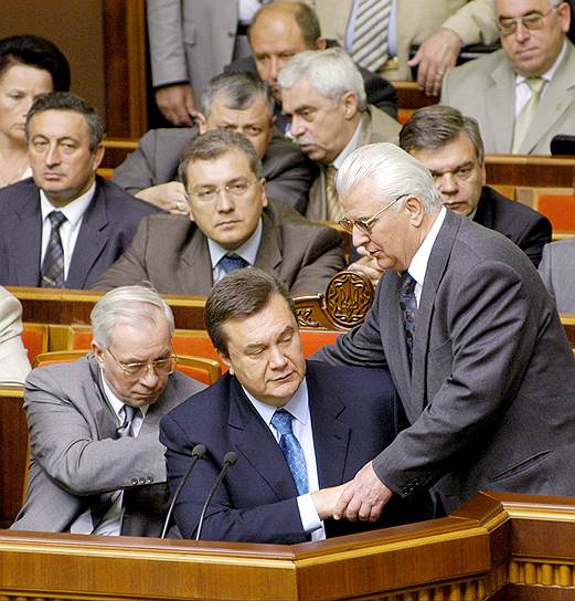 «Я очень хорошо читаю законы и знаю, как ими пользоваться!»
&lt;br>Готовясь к парламентским выборам, Виктор Янукович провел реорганизацию Партии регионов, пытаясь создать оппозиционную коалицию. В декабре 2005 года он возглавил список кандидатов от партии на выборах в Верховную раду, которые состоялись 26 марта 2006 года. По итогам  выборов Партия регионов заняла первое место и получила 32,14% голосов. В августе 2006 года Янукович вновь стал премьер-министром Украины