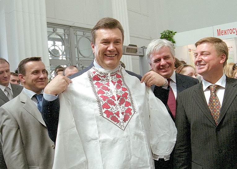 «О какой социальной справедливости может идти речь? Что вы сделали для людей, чтобы обдирать их, как липку?»
&lt;br>21 ноября 2002 года Виктор Янукович стал премьер-министром Украины. Через два года экономика страны достигла рекордных 14% роста, а прямые иностранные инвестиции выросли на несколько миллиардов долларов, что сделало Януковича одним из самых популярных политиков