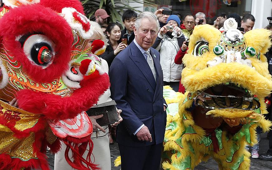 Во время празднования китайского Нового года на улицах городов проходят праздничные шествия, исполняются традиционные танцы львов и драконов
&lt;br>На фото принц Великобритании Чарльз во время визита в Китай