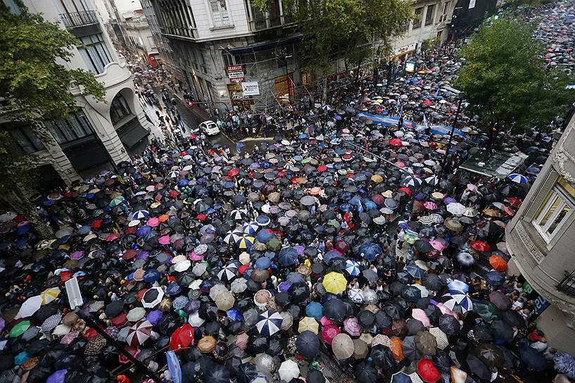 Буэнос-Айрес, Аргентина. Митингующие под зонтами на демонстрации в честь покойного прокурора Альберто Нисмана