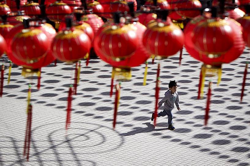 Окончание празднования китайского Нового года знаменует Праздник фонарей. Самая важная традиция этого праздника — любование фонарями и фейерверками