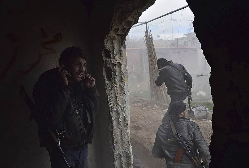 Дамаск, Сирия. Боец Свободной сирийской армии во время минометного обстрела войск, лояльных Башару Асаду, на линии фронта