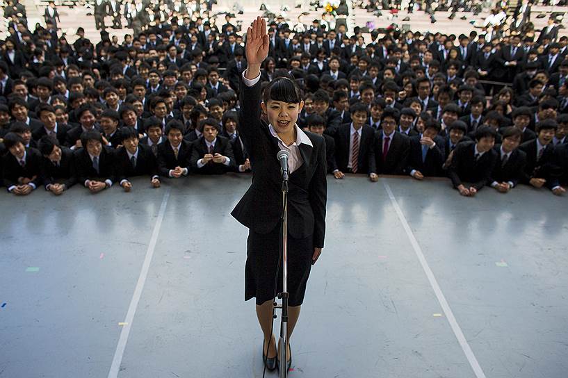 Токио, Япония. Выпускница колледжа дает клятву в том, что постарается быть лучшей в процессе поиска работы