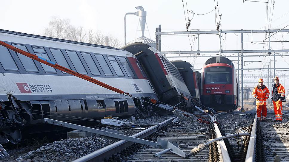 Рафц, Швейцария. Спасатели работают на месте столкновения двух поездов