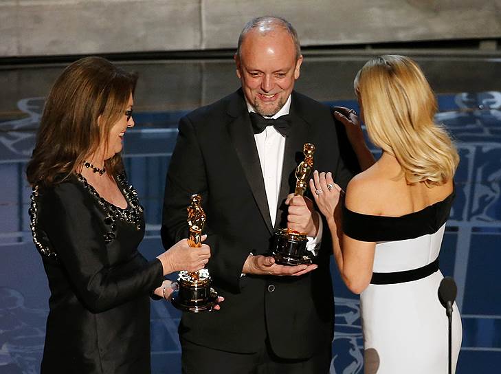 Актриса Риз Уизерспун (слева) вручила «Оскар» за «Лучший грим» Фрэнсис Хэннон и Марку Кольеру («Отель “Гранд Будапешт”») 

