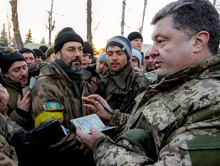 18 февраля. Президент Украины Петр Порошенко (на фото справа) объявил о выводе войск из Дебальцево 
